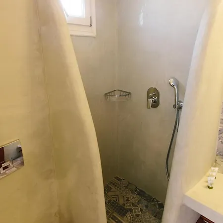 Akrotiri Hotel