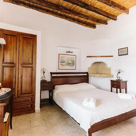 Akrotiri Hotel