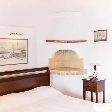 Hotel Akrotiri 2*