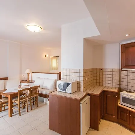 Akrotiri Hotel 2*